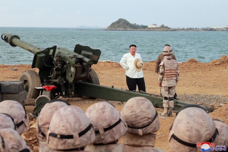 北韓官媒中央通信社10日報導，領導人金正恩視察「核戰術」演習。（圖取自北韓中央通信社網頁kcna.kp）