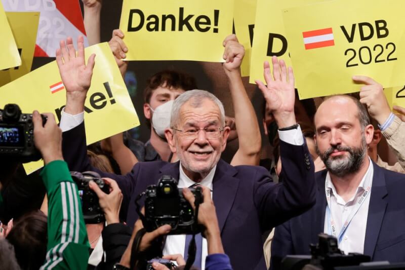 奧地利9日舉行總統大選，現任總統范德貝倫（前中）勝選。（路透社）