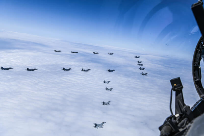 北韓8日出動150架戰鬥機進行大規模空中攻擊綜合演習，南韓緊急出動F-35A匿蹤戰機應對。圖為美韓6月聯合軍演畫面。（圖取自facebook.com/rokairforce）