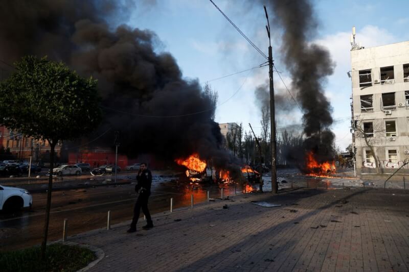 根據烏克蘭媒體報導和地方官員，烏國首都基輔發生一連串爆炸事件，陣陣濃煙竄向天際。（路透社）