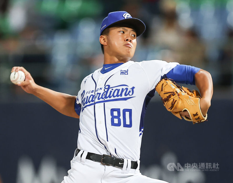 中職富邦悍將隊先發投手游霆崴10日先發5局無失分，率隊擊敗味全龍隊，生日前夕拿下本季首勝，他賽後開玩笑表示，這一勝要送給13日生日的老婆，「就不用買禮物了」。中央社記者張新偉攝　111年10月10日