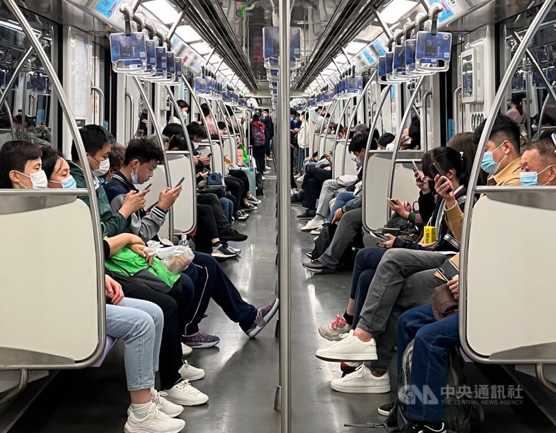 上海市因應COVID-19（2019冠狀病毒疾病）疫情升溫，要求乘客搭乘地鐵必須配戴口罩，呼籲廣播在地鐵站內不斷響起。圖為上海市地鐵車廂內一景。中央社記者李雅雯上海攝 111年10月10日