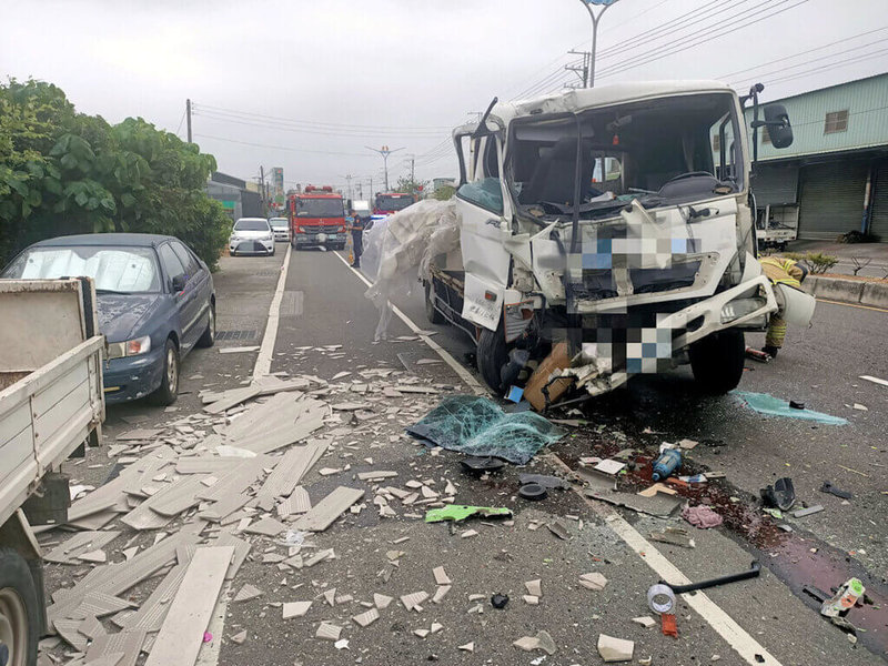 嘉義縣159縣道新港鄉路段11日發生嘉義縣公車與大貨車追撞事故,貨車車頭嚴重毀損,貨車司機蘇姓男子受困,由消防人員救出送醫。(嘉義縣消防局提供)中央社記者黃國芳提供 111年10月11日
