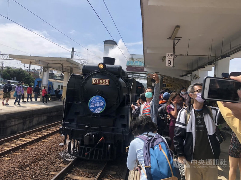 台鐵海線鐵路通車百週年,台鐵局出動「蒸汽火車國王」DT668蒸汽火車,11日上午短暫停靠大甲車站,大批鐵道迷擠滿月台爭相拍照,回味百年前通車榮景。中央社記者趙麗妍攝 111年10月11日