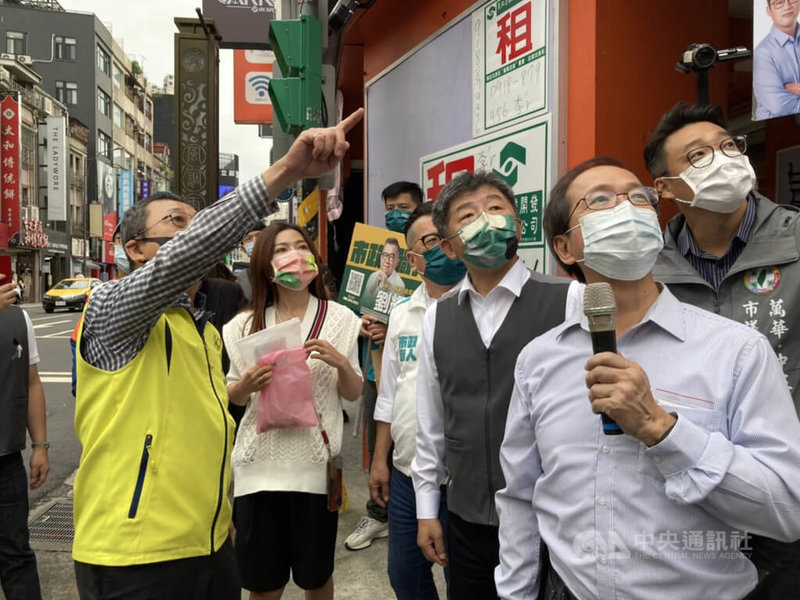 民進黨台北市長參選人陳時中（右3）11日下午走訪西門町商圈，並到台北天后宮參香。中央社記者陳昱婷攝  111年10月11日