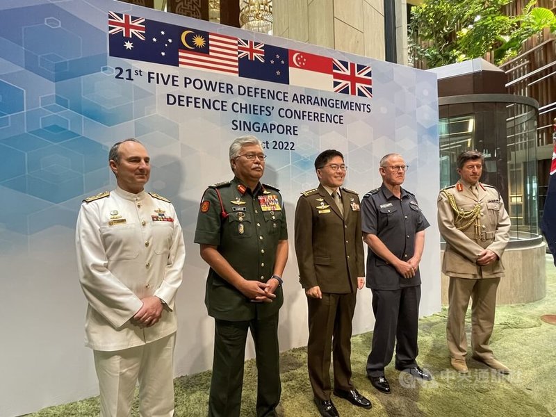 英國、新加坡、澳洲、紐西蘭及馬來西亞軍事官員11日在新加坡出席一場「五國聯防」年度會議，星國三軍總長王賜吉（中）及澳洲副國防總長強斯敦（左1）等人與會。中央社記者侯姿瑩新加坡攝 111年10月11日