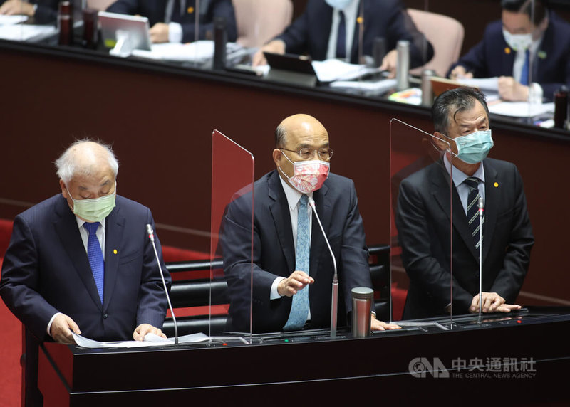立法院會11日上午繼續進行施政總質詢,行政院長蘇貞昌(中)率相關部會首長列席備詢。圖左為主計長朱澤民、右為陸委會主委邱太三。中央社記者趙世勳攝 111年10月11日