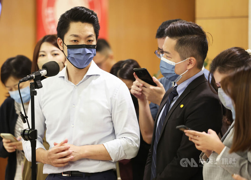 民進黨台北市長參選人陳時中抗議全球首富馬斯克爭議言論，呼籲馬斯克將總部設台北。國民黨台北市長參選人蔣萬安（前左）11日上午在立法院接受媒體聯訪表示，現在還有這樣天兵的發言，凸顯陳時中對國際事務的茫然無知。中央社記者趙世勳攝  111年10月11日