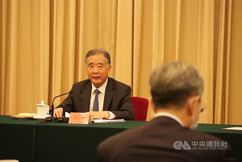 中國全國政協主席汪洋（左）成為呼聲最高的總理人選，除了個人能力，也與對習近平的權力威脅較小有關。（中央社檔案照片）