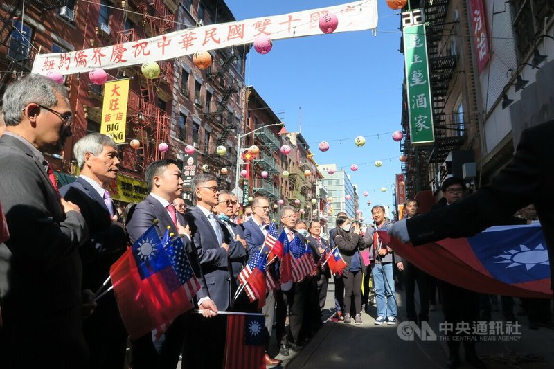 紐約曼哈頓華埠10日歡慶中華民國111年國慶，上百人參加在中華公所外舉行的升旗典禮。中央社記者尹俊傑紐約攝  111年10月11日