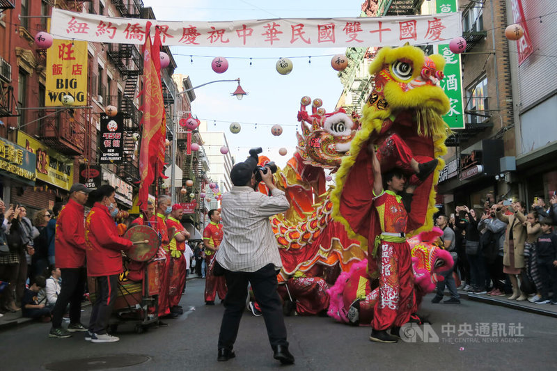 紐約曼哈頓華埠10日歡慶中華民國111年國慶，溫志明醒獅團的舞獅表演熱鬧滾滾，吸引大批民眾圍觀。中央社記者尹俊傑紐約攝  111年10月11日