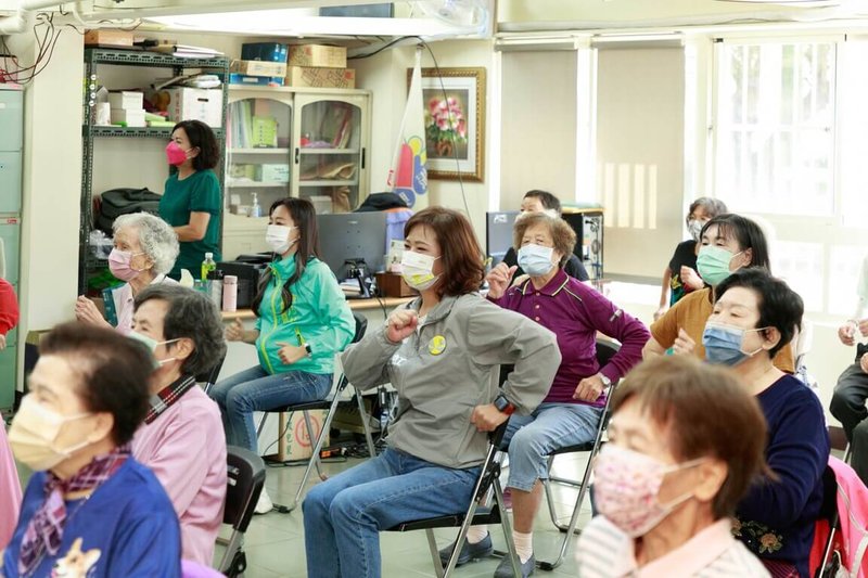 民進黨新竹市長參選人沈慧虹（中灰衣者）11日前往海山社區發展協會，與長輩一起上健身課，她提出，未來將持續照顧長輩，續發安老津貼與重陽禮金，更將敬老愛心卡點數加倍至1200點。（沈慧虹競選團隊提供） 中央社記者郭宣彣傳真  111年10月11日