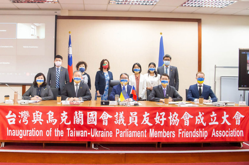 民進黨立委黃世杰（左前排3）11日成立「台灣與烏克蘭國會議員友好協會」，多位跨黨派立委出席表達支持。（黃世杰國會辦公室提供）中央社記者王揚宇傳真 111年10月11日