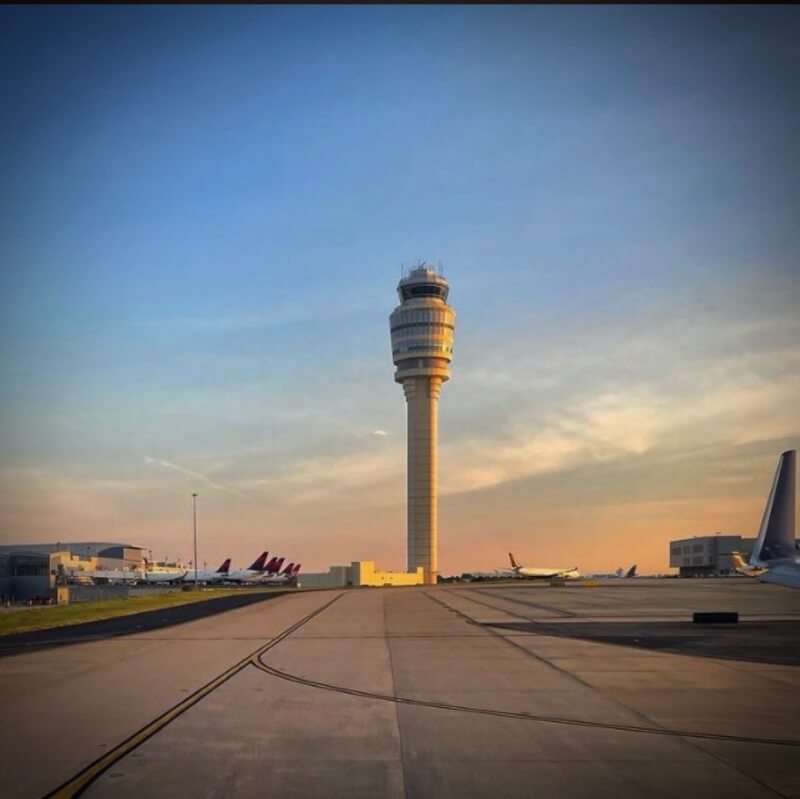 圖為哈特斯傑克森亞特蘭大國際機場塔台。（圖取自twitter.com/ATLairport）