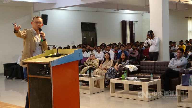 中華民國駐印度副代表陳牧民（前）11日赴印度知識學院（Vidya College）發表演說，向現場500多名學生介紹台灣，以及台印度關係現況。中央社記者林行健米魯特市攝  111年10月11日