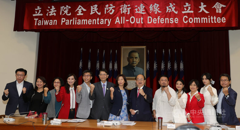 民進黨立委林靜儀(中)、立法院祕書長林志嘉(左6)、民進黨立法院黨團總召柯建銘(右6)等人,11日出席立法院全民防衛連線成立大會,振臂合影留念。中央社記者謝佳璋攝 111年10月11日