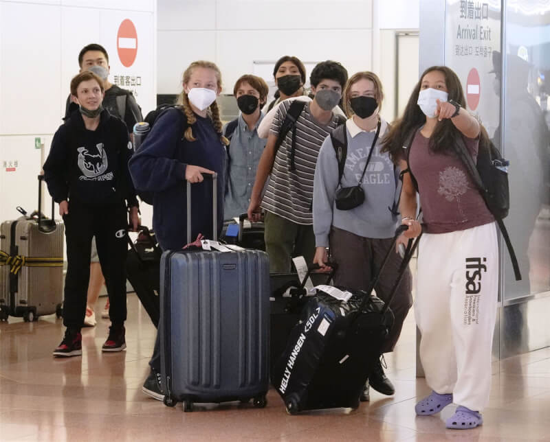 日本11日向觀光客大開國門，外國旅客抵達羽田機場。（共同社）
