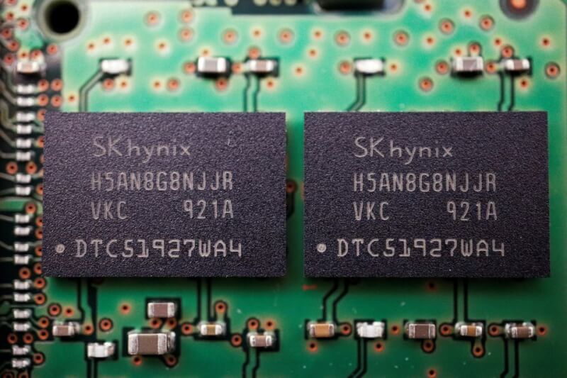 SK海力士公司26日表示，若美國收緊對中國半導體出口管制措施，該公司可能被迫出售在中國的晶片製造廠。圖為SK海力士的記憶體晶片。（路透社）