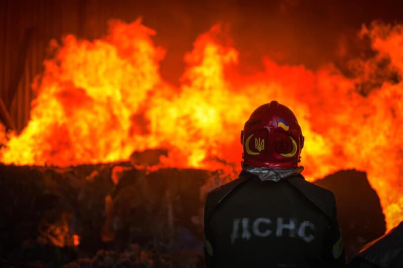 俄羅斯10日對烏克蘭境內發動大規模空襲，烏克蘭出動一千多名相關人員參與滅火及救援行動。（圖取自facebook.com/MNS.GOV.UA）