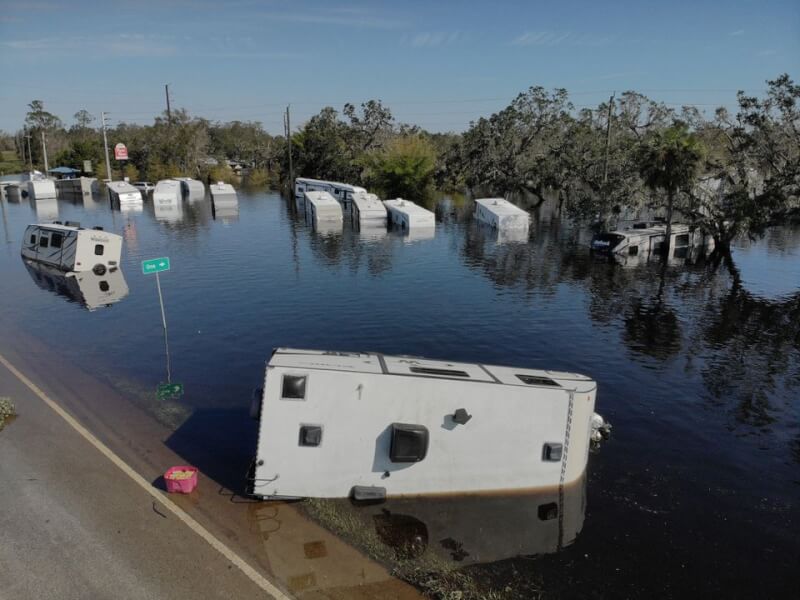 颶風伊恩在佛羅里達州至今已奪走100多條人命。圖為佛羅里達州阿凱迪亞一處拖車公園遭洪水淹沒。（路透社）