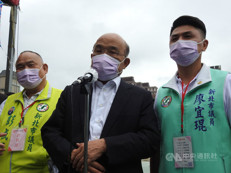 行政院周姓小編11日被發現陳屍淡水河岸，行政院長蘇貞昌（中）12日出席社會住宅動土典禮前受訪對此表示難過與不捨，並指出周姓小編很年輕、很有才華、很努力工作，「我們很感謝他的貢獻」。中央社記者王鴻國攝  111年10月12日