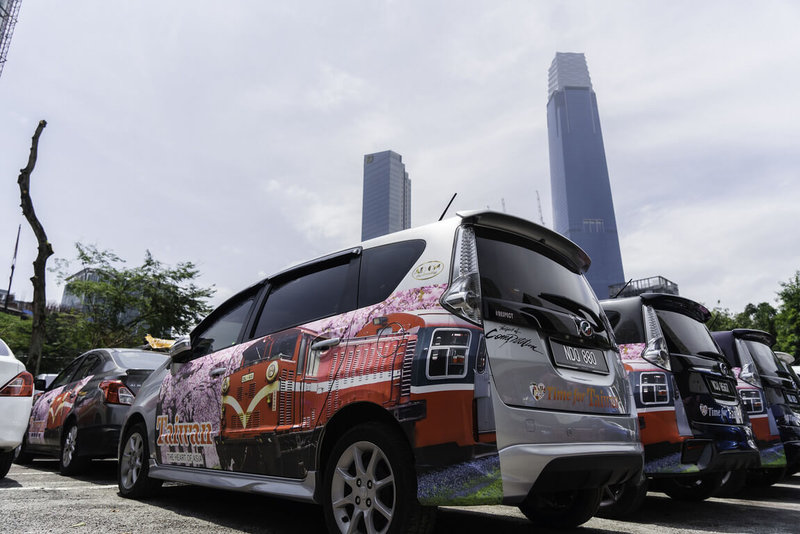 交通部觀光局吉隆坡辦事處日前推出OhBear Go!雙鐵主題旅遊廣告車，穿梭馬來西亞街頭。（觀光局吉隆坡辦事處提供）中央社記者侯姿瑩新加坡傳真 111年10月12日