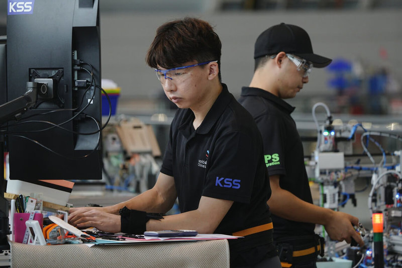 勞動部勞動力發展署12日表示，台灣好手吳冠霖（左）及羅國齊（右）拿下2022國際技能競賽機電整合職類銀牌。圖為兩人競賽畫面。（勞動部提供）中央社記者張雄風傳真  111年10月12日