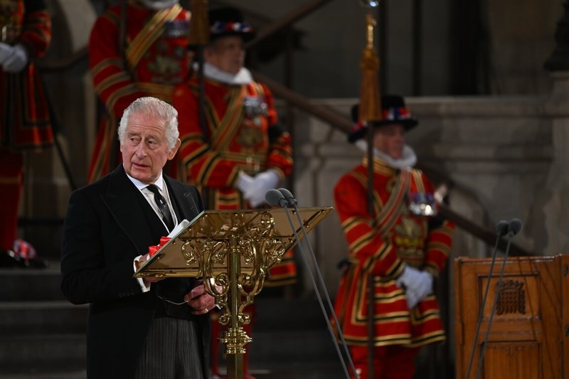 白金漢宮11日宣布，國王查爾斯三世（前）的加冕儀式將在明年5月6日於西敏寺舉行。圖為查爾斯三世9月12日首度在國會發表演說。（英國國會/Jessica Taylor提供）