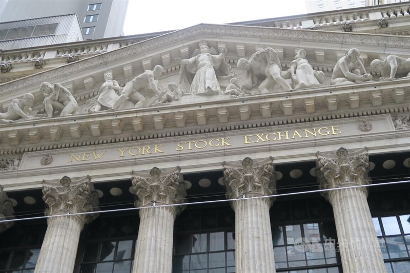 美國股市11日走勢震盪，收盤跌多漲少。圖為紐約證券交易所。（中央社檔案照片）