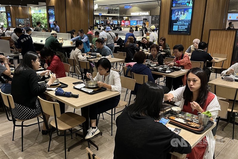 疫情持續延燒,中央流行疫情指揮中心宣布12日新增5萬2338例COVID-19本土病例,確診個案增中重症101例,其中37人死亡,提醒民眾儘速完整接種疫苗、持續做好防疫措施。圖為民眾中午在台北市信義區一處百貨美食街用餐。中央社記者徐肇昌攝 111年10月12日