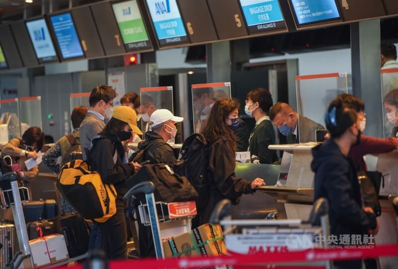 「0+7」入境新制13日起上路。圖為台北松山機場赴日旅客排隊辦理出境手續。（中央社檔案照片）