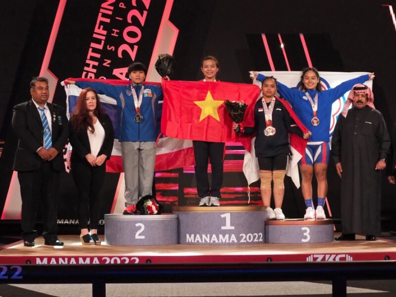 台灣舉重女將李偉嘉（右2）在亞洲舉重錦標賽女子64公斤級A組，在挺舉項目摘下銅牌，替台灣在今年亞錦賽拿下第3面獎牌。（圖取自亞洲舉重總會網頁awfederation.com）