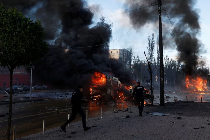 圖為10日俄羅斯砲擊基輔，街上車輛起火燃燒。（路透社）