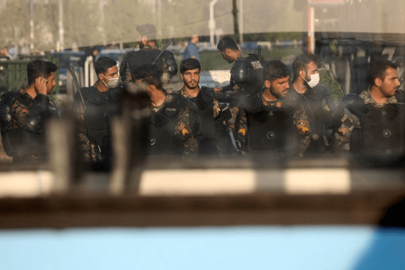 英國「衛報」報導，伊朗安全部隊在攻擊參與反政府抗議活動的女性時，會鎖定她們的臉、胸部和陰部開槍。圖為伊朗首都德黑蘭街上的鎮暴警察。（West Asia News Agency via 路透社）