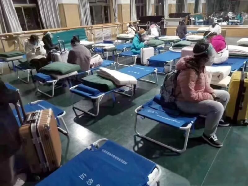 中國甘肅蘭州文理學院爆發疫情，8日被列為高風險區遭封校，學生在教室被隔離。（圖取自微博weibo.com）