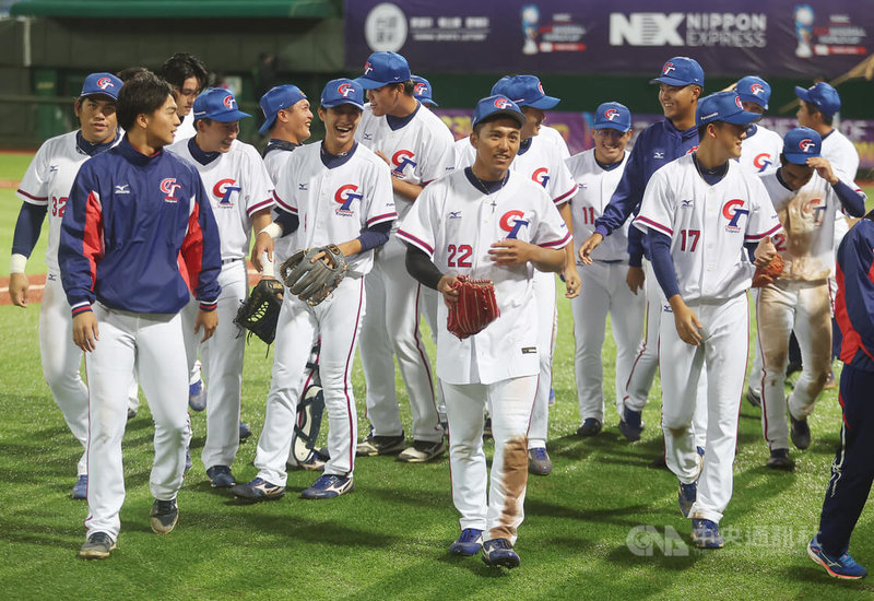 U23世界盃棒球賽台灣隊（圖）開幕首戰13日晚間在天母棒球場對上上屆季軍哥倫比亞隊，終場成功以6比2收下勝利，選手們賽後在場中開心慶祝後離場。中央社記者張新偉攝  111年10月13日