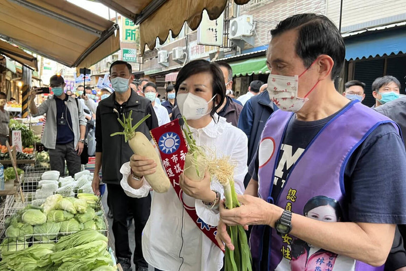 前總統馬英九（前右）13日下午陪同尋求連任的國民黨台南市議員林燕祝（前右2）到永康區黃昏市場掃街拜票，爭取民眾支持。（林燕祝服務處提供）中央社記者楊思瑞台南傳真 111年10月13日