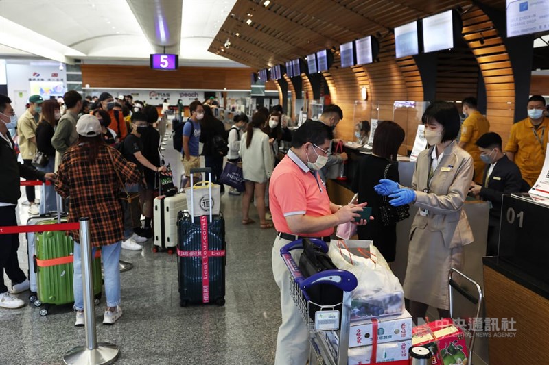 台灣邊境解封，桃園機場逐步恢復疫情前原來營運規模，13日上午桃機第一航廈星宇航空班機櫃檯，工作人員正在為旅客辦理登機手續。中央社記者趙世勳攝 111年10月13日