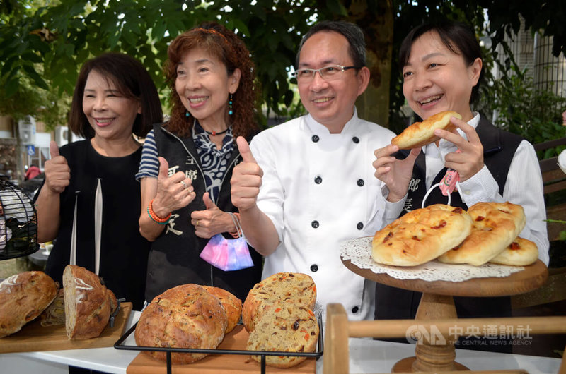2022「再。嘉義—鄉村藝術行動」15日將開跑,13日舉辦活動記者會,現場展示麵包師傅吳寶春(右2)結合嘉縣在地特產打造的麵包。中央社記者蔡智明攝 111年10月13日