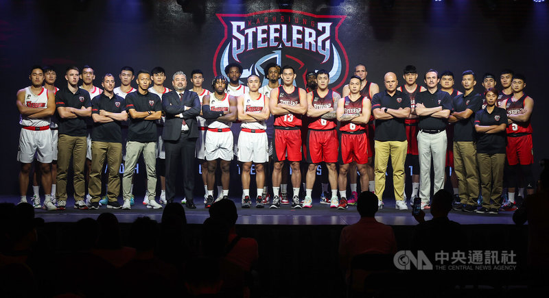 台灣職業籃球聯盟P. LEAGUE+高雄鋼鐵人隊開季暨冠名記者會13日在台北舉行,會中球員們穿著全新主、客場球衣,與隊職員一同合影,展現氣勢迎向新球季。中央社記者張新偉攝 111年10月13日