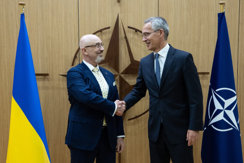 圖為北約秘書長史托騰柏格（右）13日在北約總部與烏克蘭國防部長列茲尼科夫（左）會面。（圖取自twitter.com/jensstoltenberg）