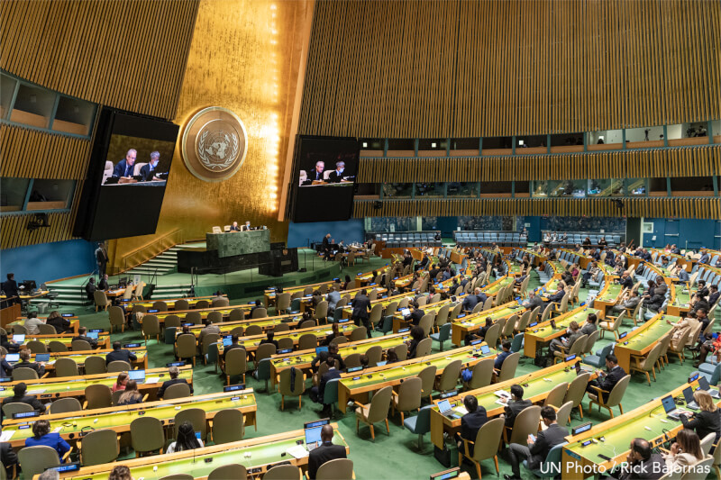 聯合國大會12日以壓倒性票數通過決議，譴責俄羅斯非法吞併烏克蘭部分領土。（圖取自twitter.com/UN）