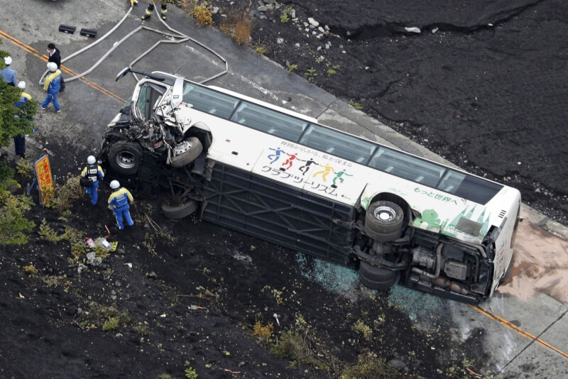 日本一輛觀光巴士13日上午行經富士山附近一處縣道時翻車，已知造成1名女性乘客死亡、3人重傷。（共同社）