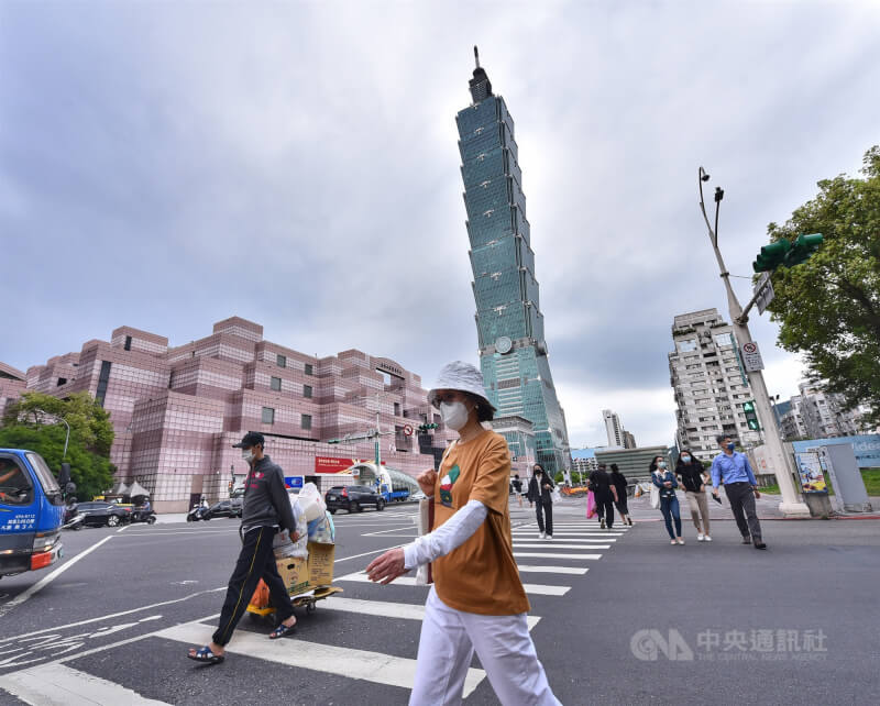 台北市政府原先預估人口數在2月底、3月初就會恢復到250萬人大關，但目前仍有近1萬人差額。圖為台北市信義區街頭。（中央社檔案照片）