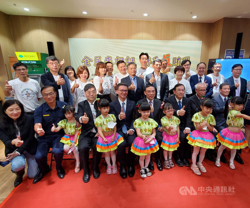新北地檢署積極推動反賄選宣導活動,法務部長蔡清祥(坐者右4)13日出席記者會,和與會來賓一同比讚留影。中央社記者王鴻國攝 111年10月13日
