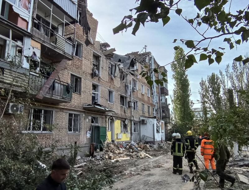 烏克蘭官員表示，俄羅斯13日動用飛彈轟炸烏克蘭南部尼古拉耶夫市。圖為尼古拉耶夫市一棟公寓遭俄軍炸毀。（路透社）