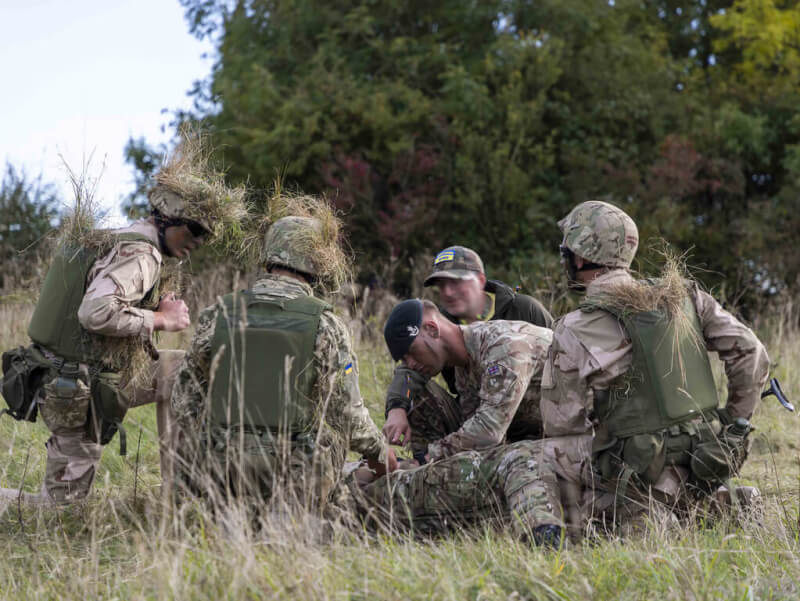 英國烏克蘭志願兵訓練計畫，課程涵蓋戰場急救、傷兵撤離。（英國國防部提供）