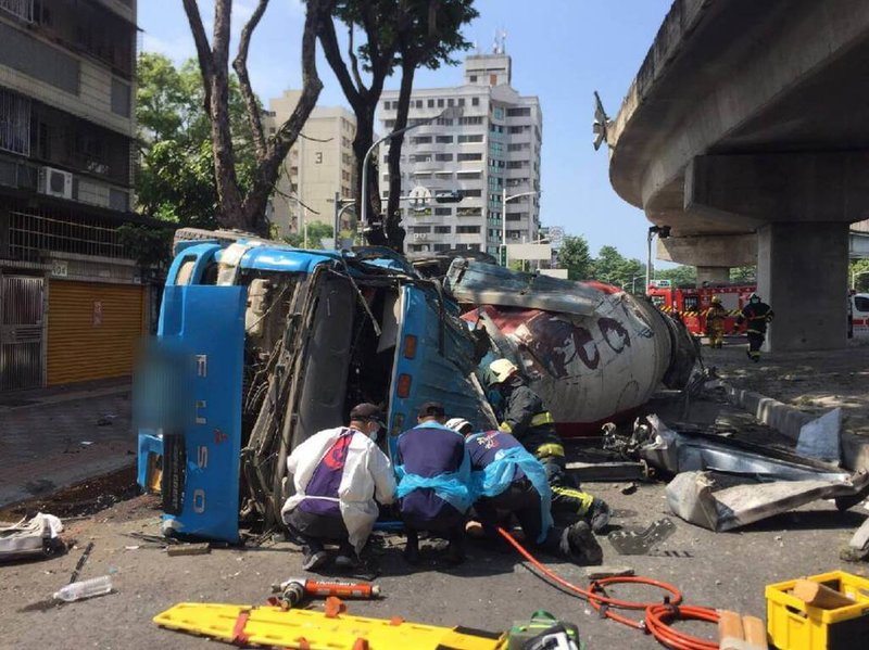 高雄一輛混凝土車14日中午行經翠華路高架橋轉彎時，因不明原因擦撞護欄，自3層樓高墜落平面道路上，駕駛受困車內，救出時已無呼吸心跳。警方目前封鎖中華路與馬卡道路口南向慢車道，呼籲用路人改道並配合現場員警指揮。（民眾提供）中央社記者曾以寧傳真 111年10月14日