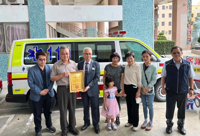 澎湖縣消防局14日獲多名善心企業界人士捐贈3輛救護車，由澎湖縣長賴峰偉（左2）代表受贈，並回贈感謝狀。中央社  111年10月14日