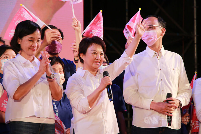 台中市長盧秀燕（前中）力拚連任，14日晚間舉辦首場大型造勢晚會，主題為「十全十美．女力挺台灣」。盧秀燕表示，國民黨在這次選舉提名了10名女性參選，代表女力崛起。前左為國民黨高雄市長參選人柯志恩。中央社記者蘇木春攝  111年10月14日